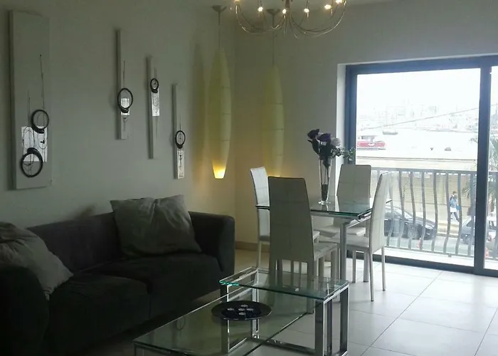 Sea Front Balcony سليمة